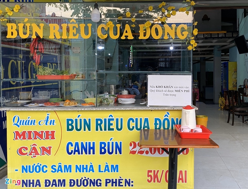 Quán bún riêu miễn phí, người nghèo trả bằng vé số ở TP.HCM
