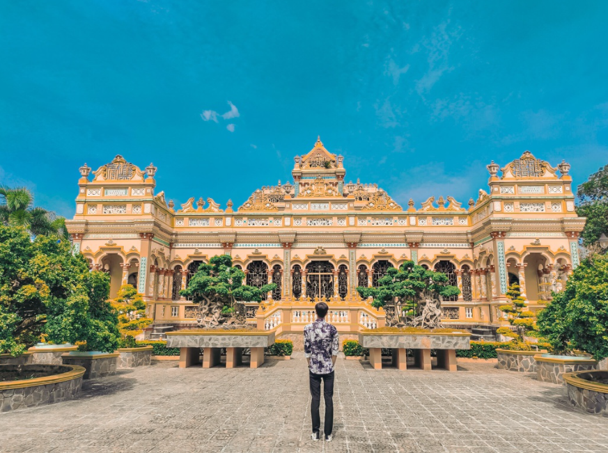 Vinh Trang - Southern pagoda that possesses three giant Buddha statue