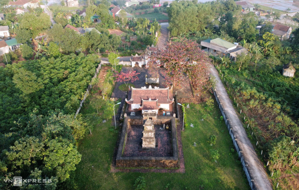 Solemn 500-year-old stone tower to worship an official of Le Dynasty