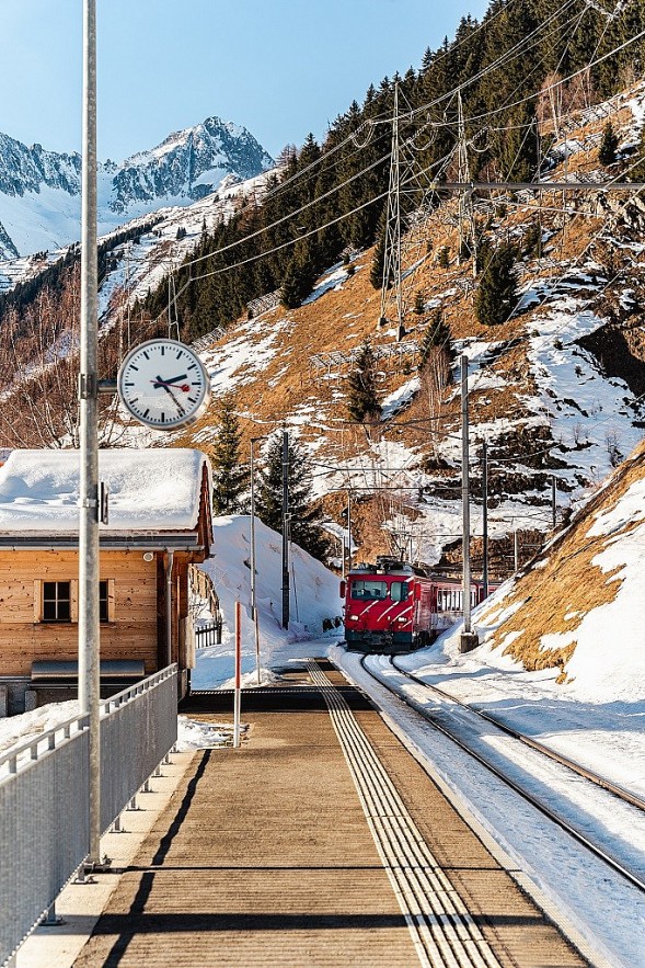 Vietnamese Tourist 'Lost' in Beautiful, Snowy Village in Switzerland Vietnamese Tourist 'Lost' in Beautiful, Snowy Village in Switzerland
