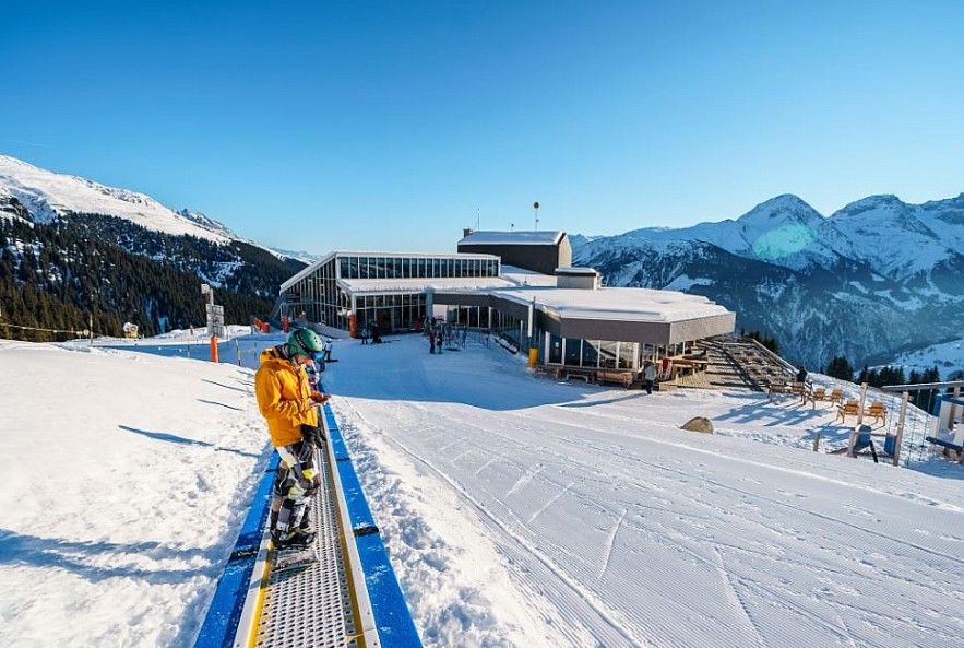 Vietnamese Tourist 'Lost' in Beautiful, Snowy Village in Switzerland Vietnamese Tourist 'Lost' in Beautiful, Snowy Village in Switzerland