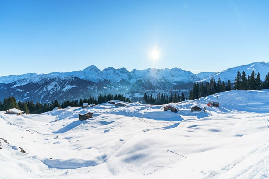 Vietnamese Tourist 'Lost' in Beautiful, Snowy Village in Switzerland Vietnamese Tourist 'Lost' in Beautiful, Snowy Village in Switzerland