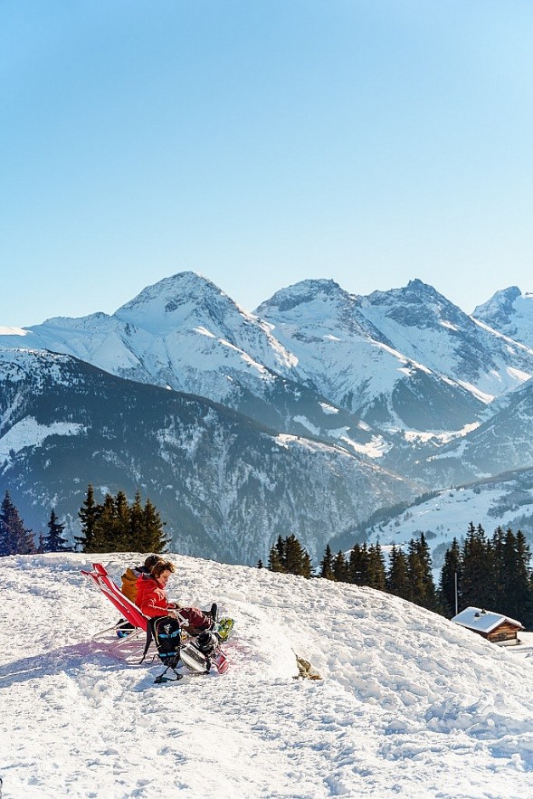 Vietnamese Tourist 'Lost' in Beautiful, Snowy Village in Switzerland Vietnamese Tourist 'Lost' in Beautiful, Snowy Village in Switzerland