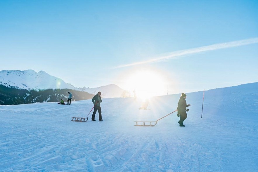 Vietnamese Tourist 'Lost' in Beautiful, Snowy Village in Switzerland Vietnamese Tourist 'Lost' in Beautiful, Snowy Village in Switzerland