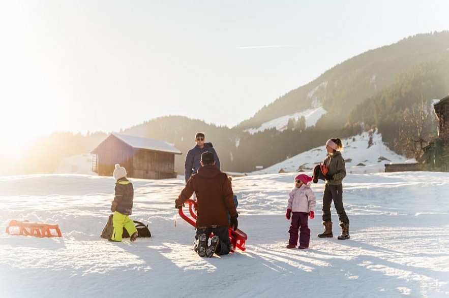 Vietnamese Tourist 'Lost' in Beautiful, Snowy Village in Switzerland Vietnamese Tourist 'Lost' in Beautiful, Snowy Village in Switzerland