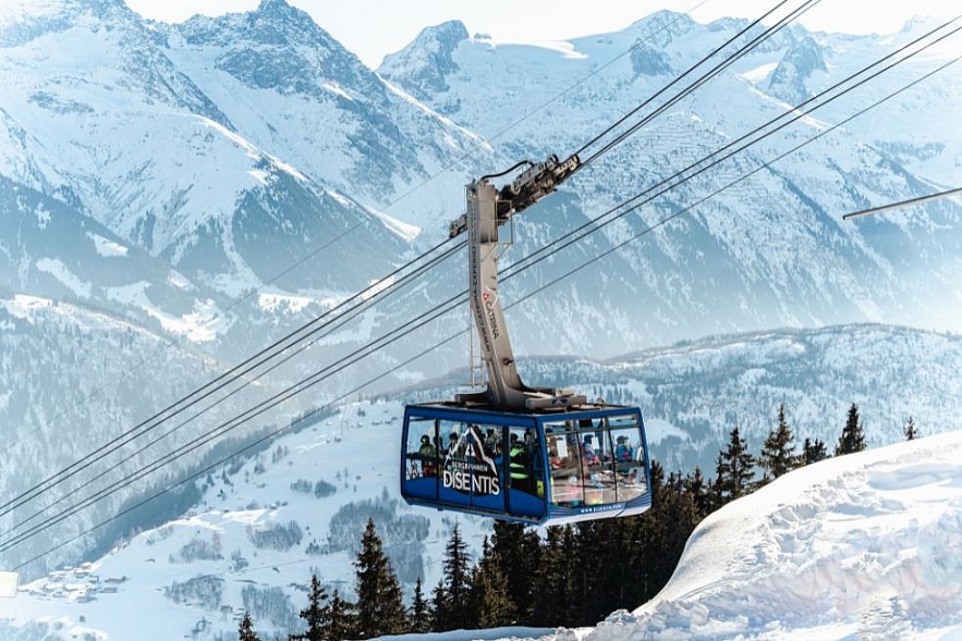 Vietnamese Tourist 'Lost' in Beautiful, Snowy Village in Switzerland Vietnamese Tourist 'Lost' in Beautiful, Snowy Village in Switzerland