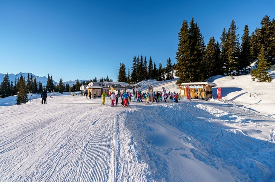 Vietnamese Tourist 'Lost' in Beautiful, Snowy Village in Switzerland Vietnamese Tourist 'Lost' in Beautiful, Snowy Village in Switzerland