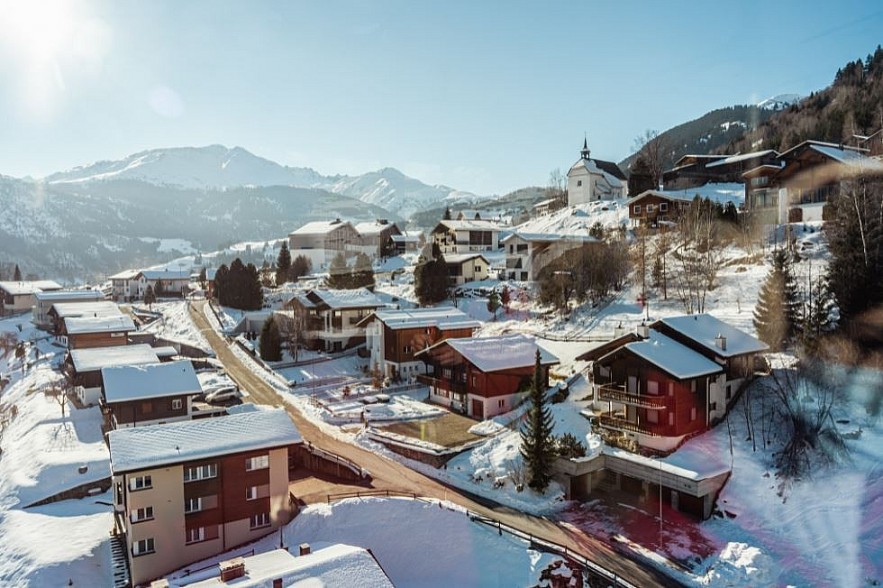Vietnamese Tourist 'Lost' in Beautiful, Snowy Village in Switzerland Vietnamese Tourist 'Lost' in Beautiful, Snowy Village in Switzerland
