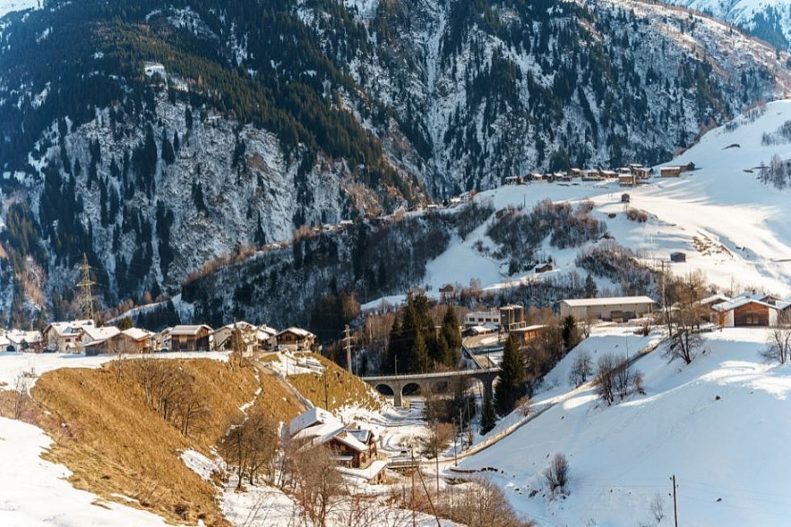 Vietnamese Tourist 'Lost' in Beautiful, Snowy Village in Switzerland Vietnamese Tourist 'Lost' in Beautiful, Snowy Village in Switzerland