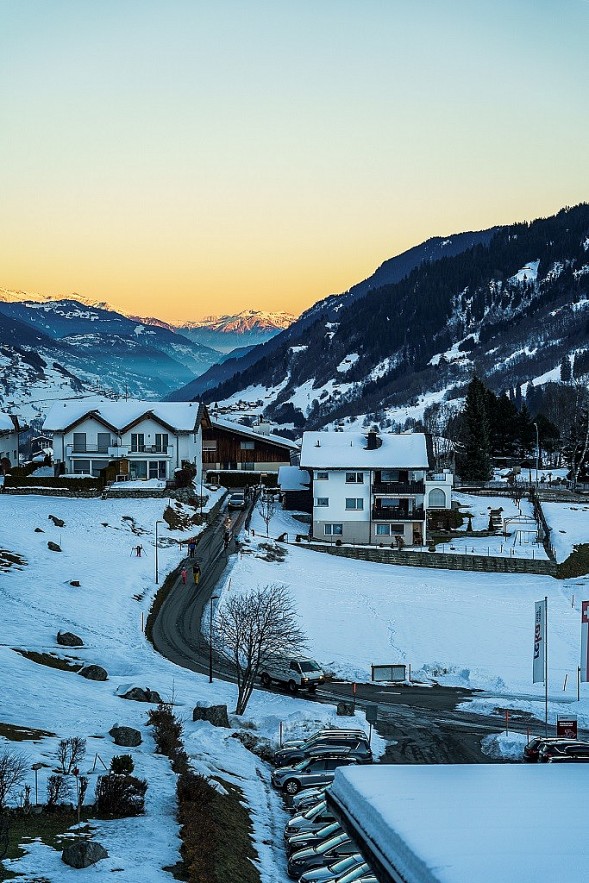 Vietnamese Tourist 'Lost' in Beautiful, Snowy Village in Switzerland Vietnamese Tourist 'Lost' in Beautiful, Snowy Village in Switzerland