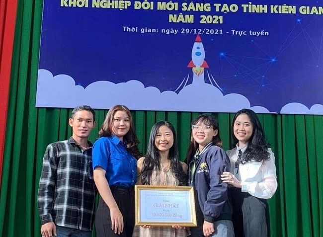 Vietnamese Students Start Up Uses Soap from Almond Leaves