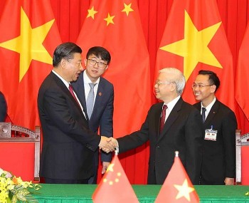Vietnam-China Leaders Exchange Notes on 72nd Anniversary of Relations