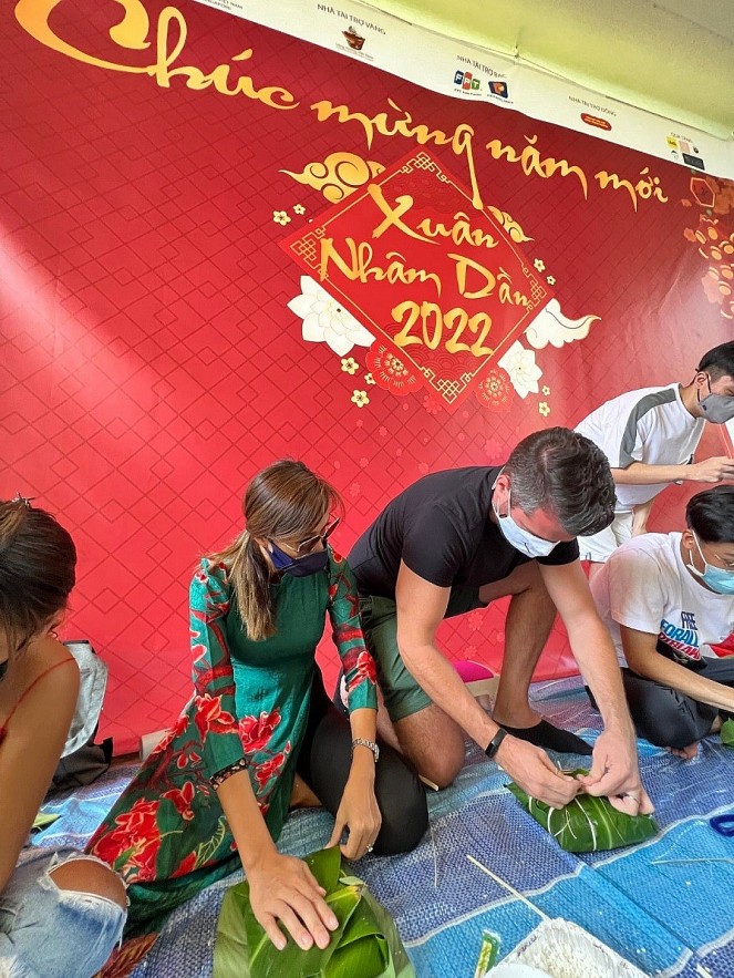 Vietnamese Community in Singapore Holds Contest to Make Banh Chung