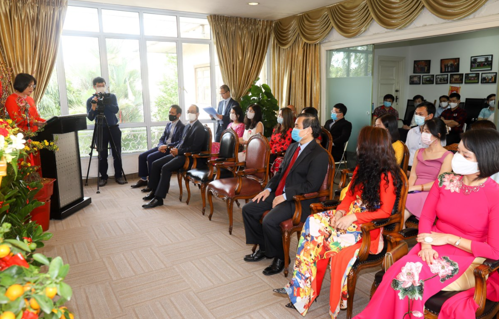 vietnamese community in singapore warmly welcome tet