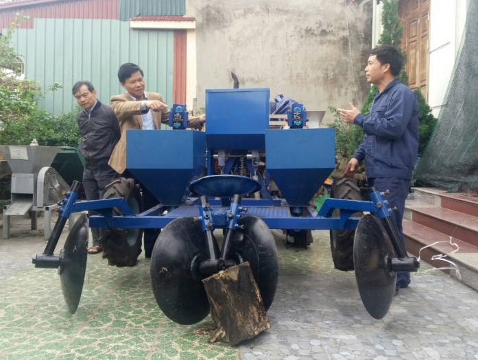 Vietnamese farmer who just finished grade 7 invents robot for exporting