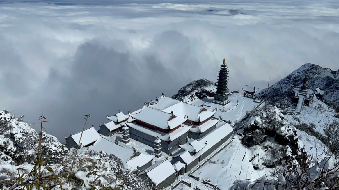 Sapa welcomes a white Tet as snow covers high north
