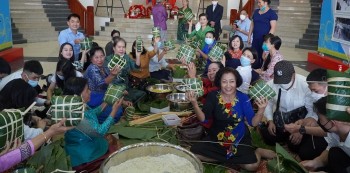 Banh Chung Cooking Event Held to Strengthen Vietnam-Laos Relations
