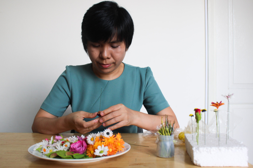 vietnamese woman makes unique paintings from clay