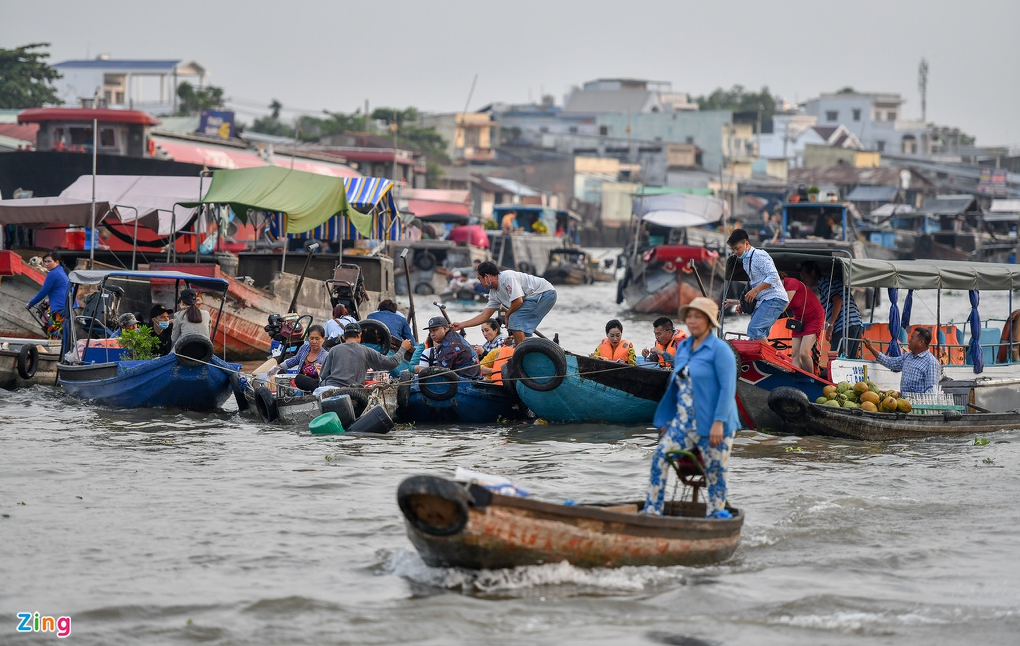 In Photo: Fruit selling in Cai Rang floating market