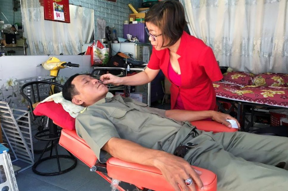 vigorous one armed vietnamese hairdresser got international presss applauds
