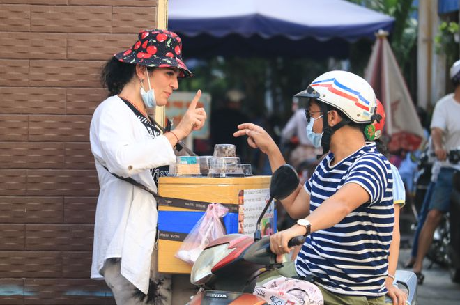 The Belarusian who sells cakes on Saigon sidewalk: 