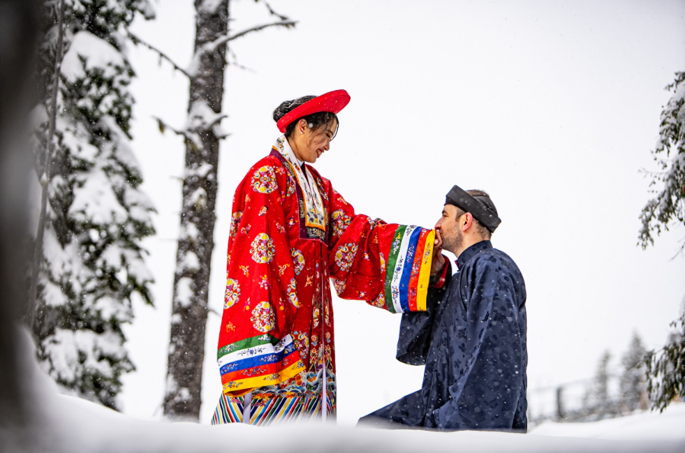 Vietnamese - Polish couple wearing Nguyen Dynasty costume for snowy wedding pictures in Canada Vietnamese - Polish couple wearing Nguyen Dynasty costume for snowy wedding pictures in Canada
