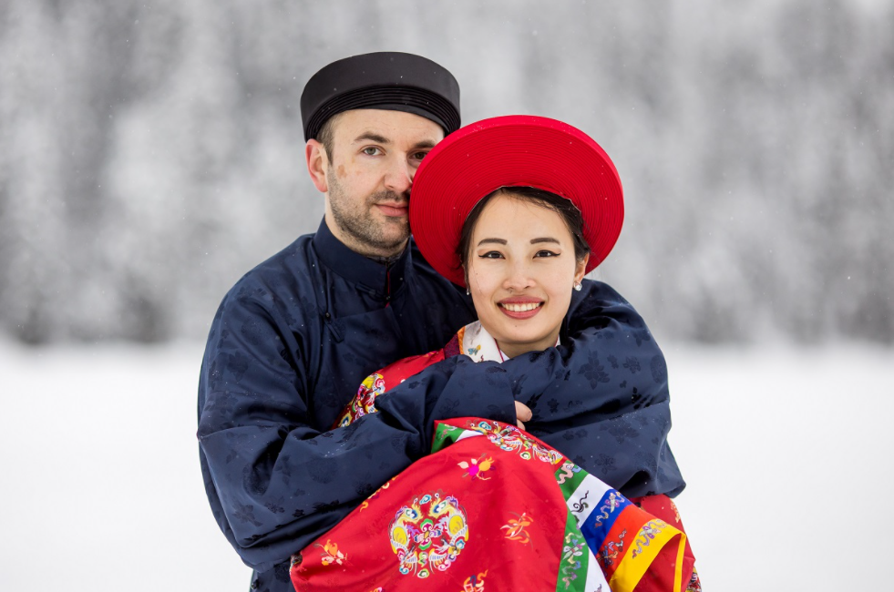 Vietnamese - Polish couple wearing Nguyen Dynasty costume for snowy wedding pictures in Canada Vietnamese - Polish couple wearing Nguyen Dynasty costume for snowy wedding pictures in Canada