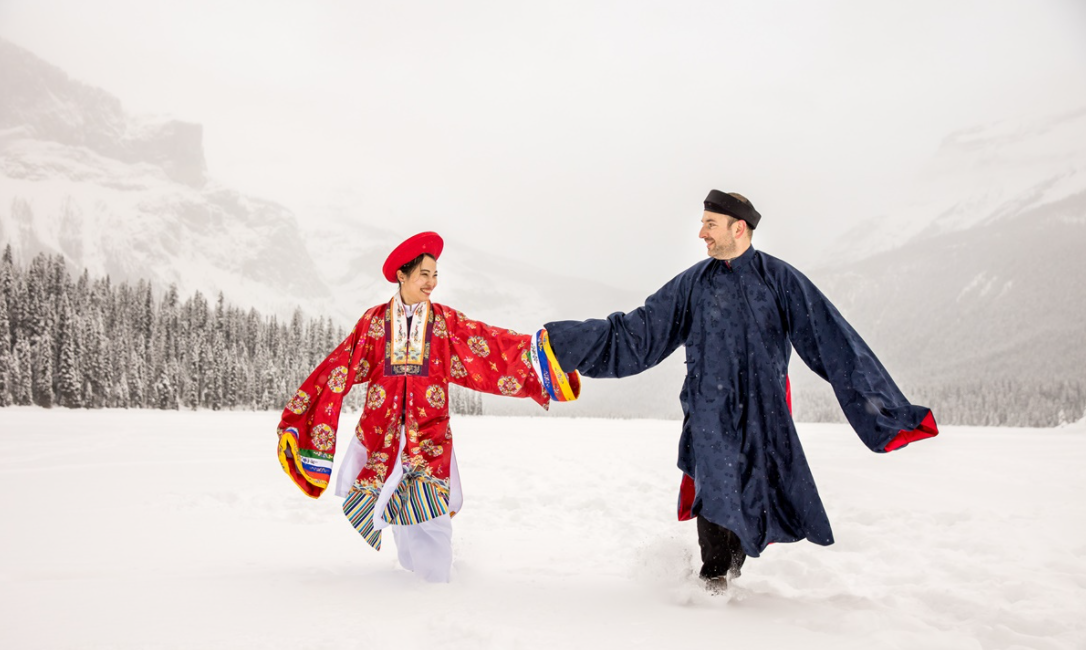 Vietnamese - Polish couple wearing Nguyen Dynasty costume for snowy wedding pictures in Canada Vietnamese - Polish couple wearing Nguyen Dynasty costume for snowy wedding pictures in Canada