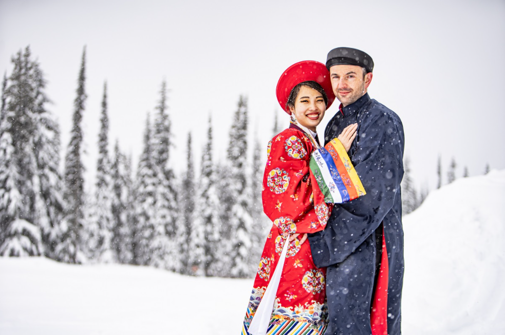 Vietnamese - Polish couple wearing Nguyen Dynasty costume for snowy wedding pictures in Canada Vietnamese - Polish couple wearing Nguyen Dynasty costume for snowy wedding pictures in Canada
