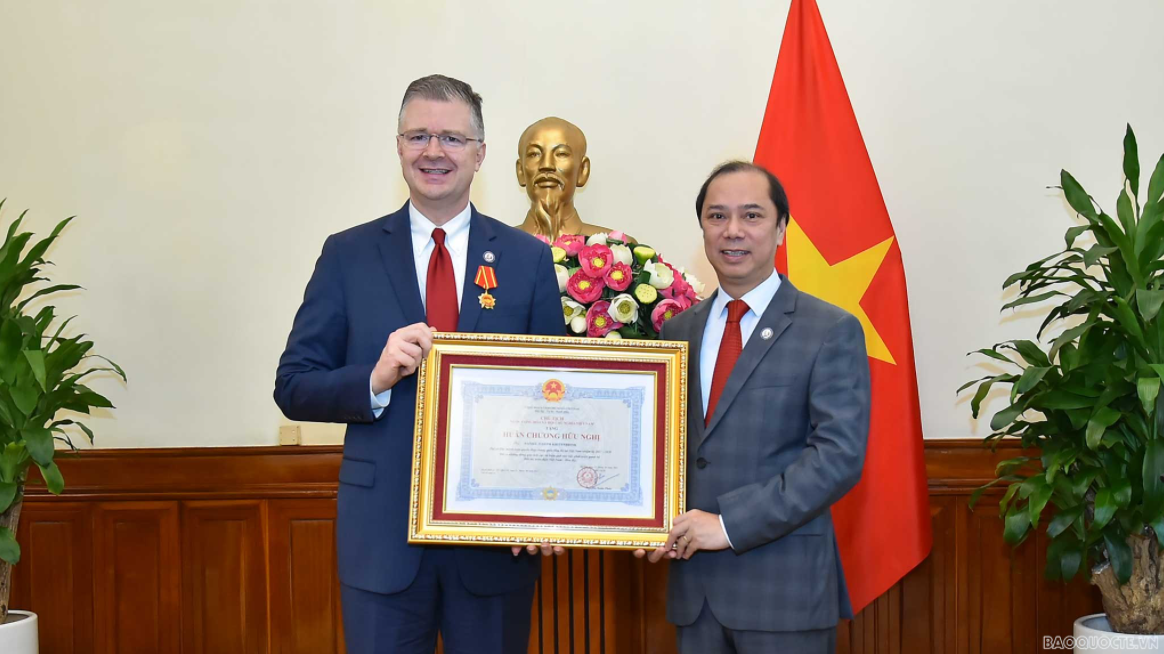 Friendship Order granted to US Ambassador Daniel Kritenbrink