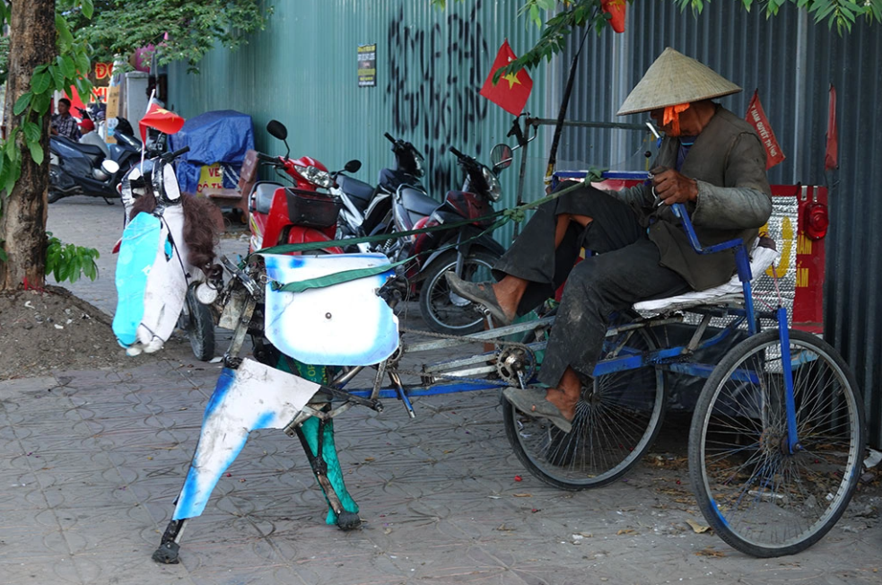 Can Tho man got fame for making horse-like bike with only 4,3 dollars Can Tho man got fame for making horse-like bike with only 4,3 dollars