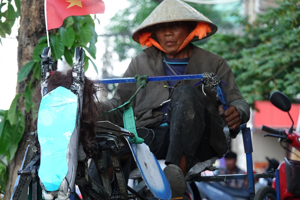 Can Tho man got fame for making horse-like bike with only 4,3 dollars Can Tho man got fame for making horse-like bike with only 4,3 dollars