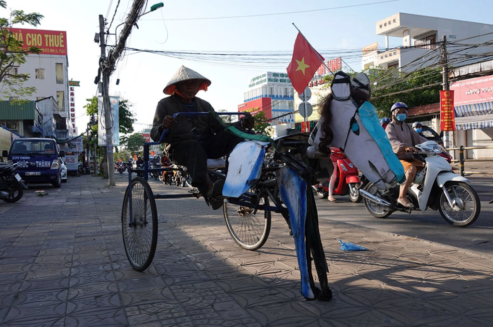 Can Tho man got fame for making horse-like bike with only 4,3 dollars Can Tho man got fame for making horse-like bike with only 4,3 dollars
