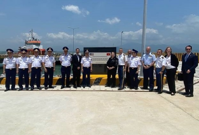 US hands over training center to Vietnam Coast Guard