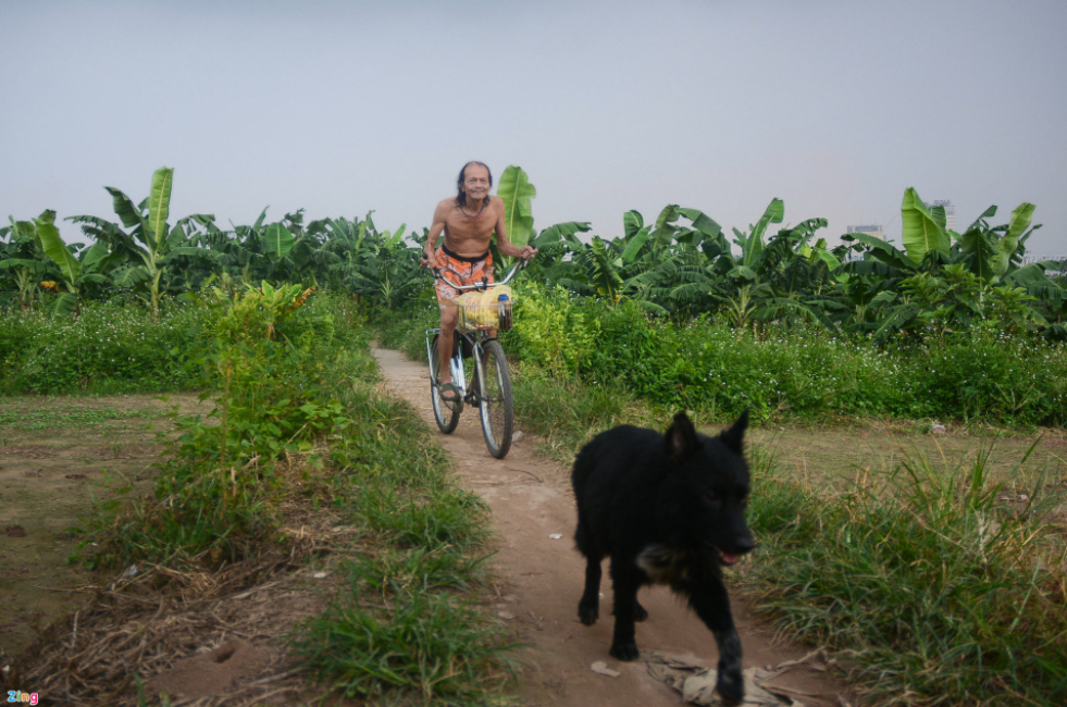 A village with no water nor electricity in Hanoi's center A village with no water nor electricity in Hanoi's center