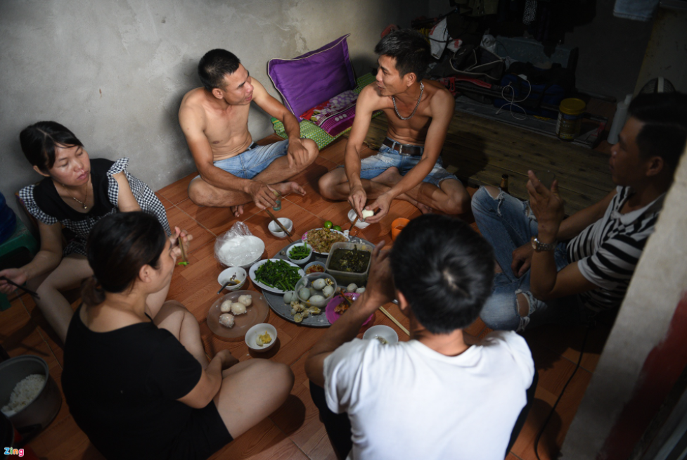 A village with no water nor electricity in Hanoi's center A village with no water nor electricity in Hanoi's center