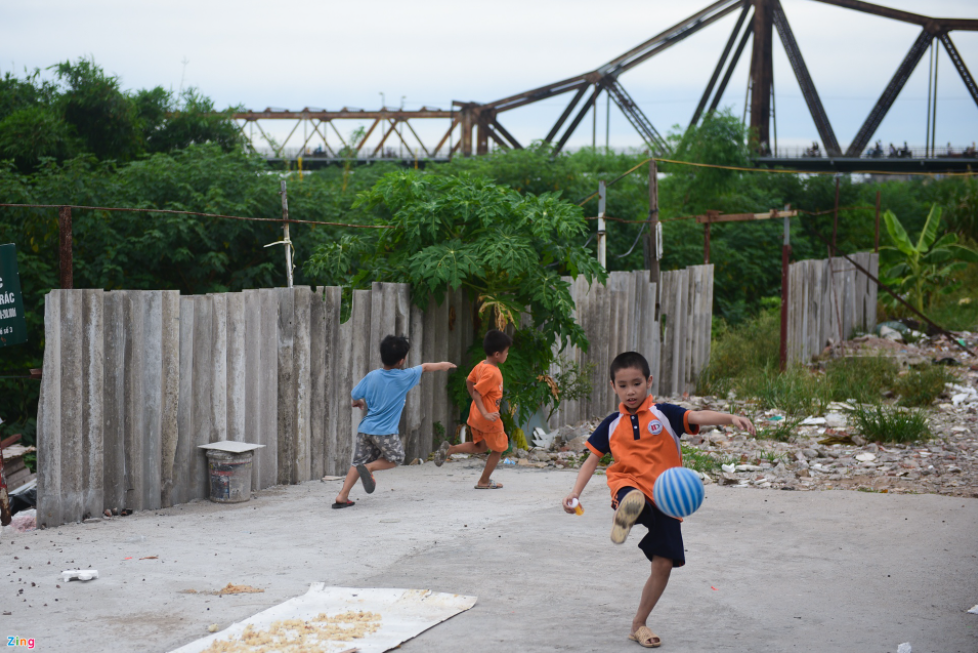 A village with no water nor electricity in Hanoi's center A village with no water nor electricity in Hanoi's center