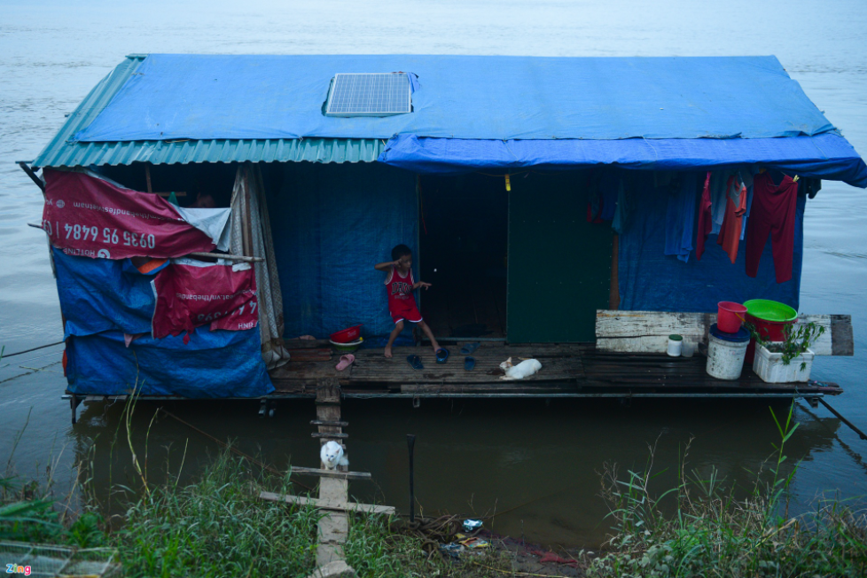 A village with no water nor electricity in Hanoi's center A village with no water nor electricity in Hanoi's center