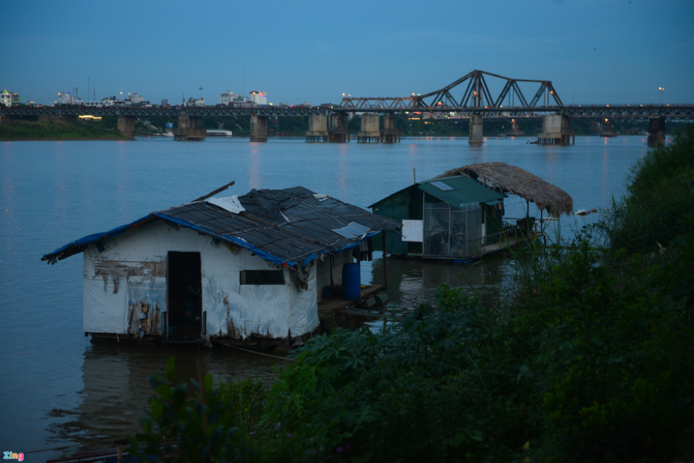 A village with no water nor electricity in Hanoi's center A village with no water nor electricity in Hanoi's center