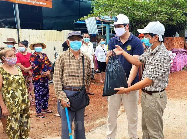 Vietnam COVID-19 Updates (April 27): Rice aid comes for Vietnamese-Cambodians under lockdown