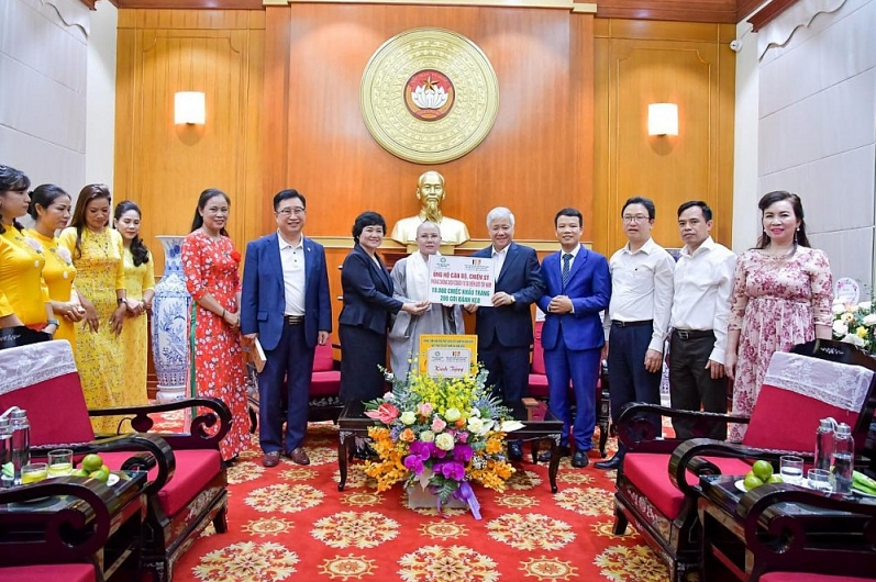 Vietnamese Buddhists in Korea encourage Covid-19 prevention forces at southwest border