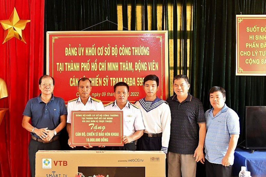 Navy Officers Visit Soldiers In the Southwest Sea