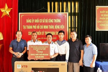 Navy Officers Visit Soldiers In the Southwest Sea
