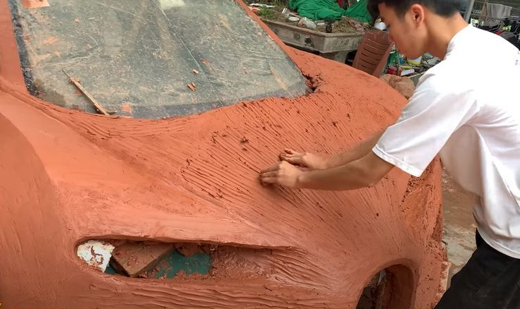 Vietnamese young men got int'l applause for making Bugatti Chiron using clay