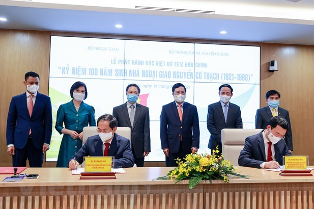 Stamp set published to honor Vietnamese diplomat