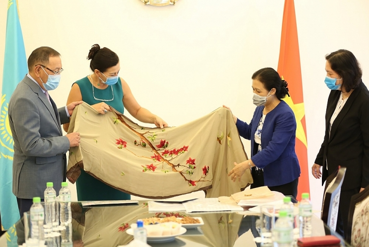 VUFO president presents scarves to international art project