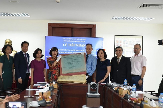 Vietnamese in France Gifts Documentary Photos to National Archives Center