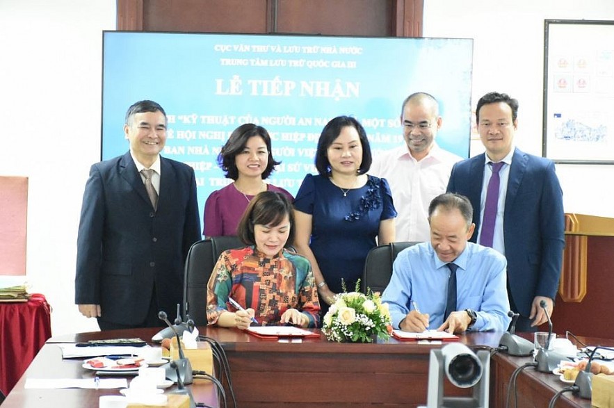 Vietnamese in France Gifts Documentary Photos to National Archives Center