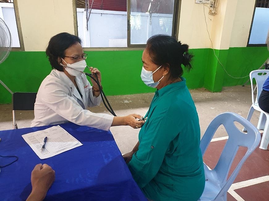 Ho Chi Minh City Sends Gifts to Overseas Vietnamese, Laotians in Need