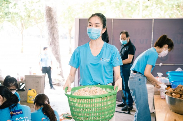 Miss Vietnam beauties lend helping hand to poor people in Ho Chi Minh City